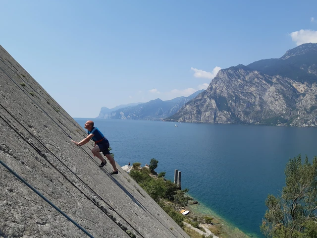 placca garda Hike e climb roccia escursionismo AREA sul Garda 15.jpg